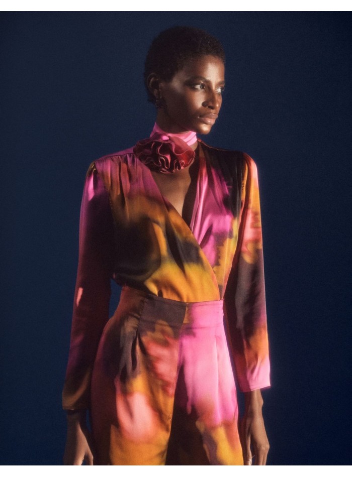 Chemisier de fête en satin avec encolure...