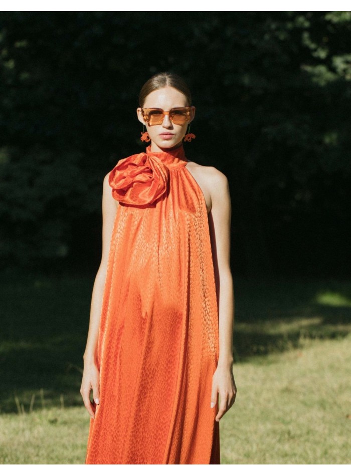 Vestido midi de fiesta naranja con adorno floral