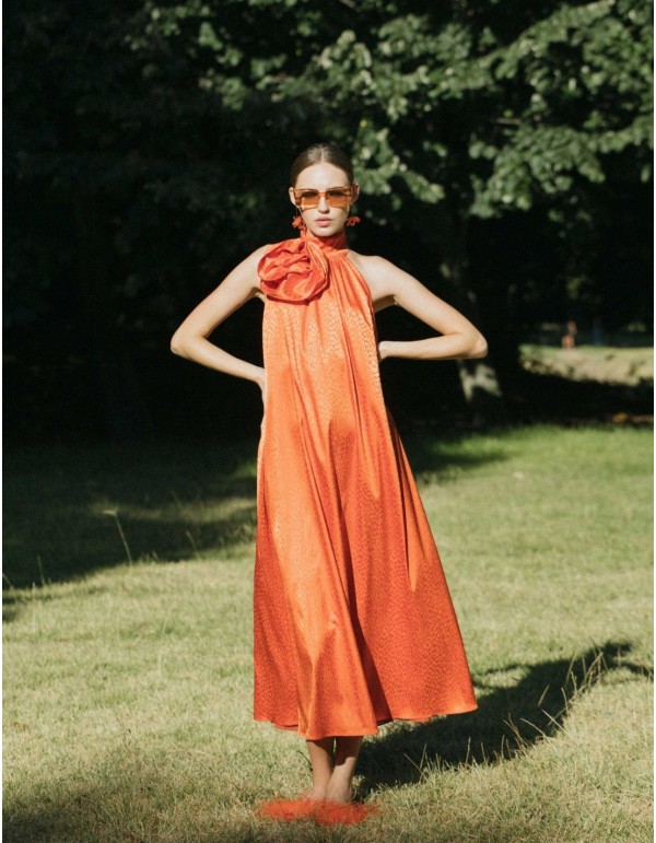 Vestido midi de fiesta naranja con adorno floral 2