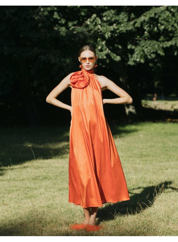 Vestido midi de fiesta naranja con adorno floral