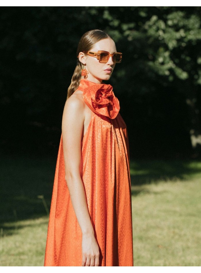 Vestido midi de fiesta naranja con adorno floral
