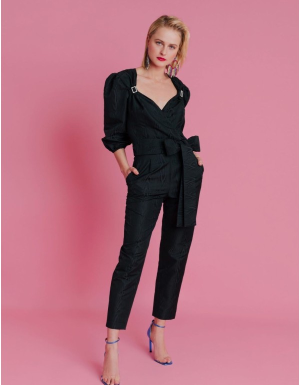 Mono de fiesta largo negro con adorno joya