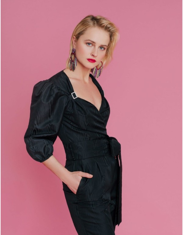 Mono de fiesta largo negro con adorno joya 2