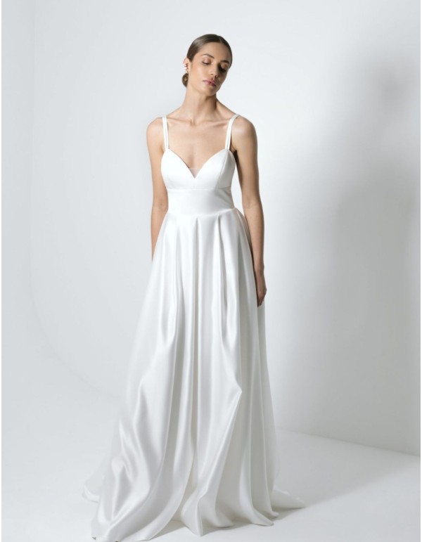 Vestido de novia con corte princesa y espalda cruzada 2