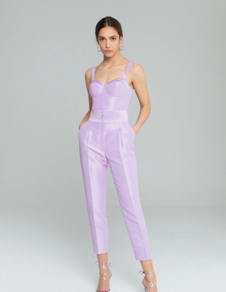 Pantalón de pinzas lila con cintura de botones