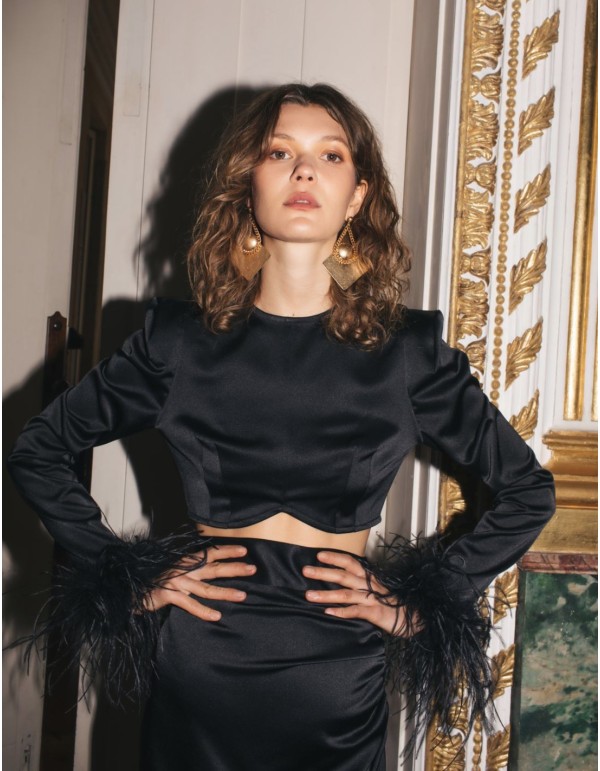Crop-top satin with long sleeves and feathers