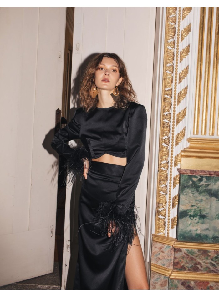 Crop-top satin with long sleeves and feathers