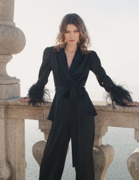 Blusa cruzada con solapas y plumas