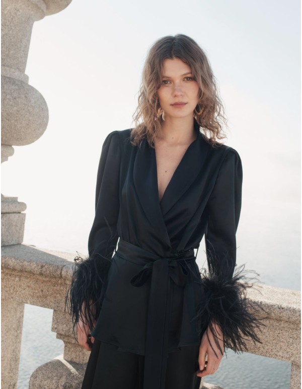 Blusa cruzada con solapas y plumas 2