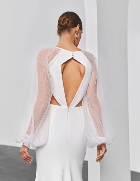 Robe de mariée longue et découpée avec manches longues