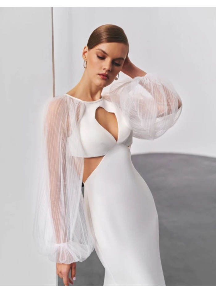 Robe de mariée longue et découpée avec manches...