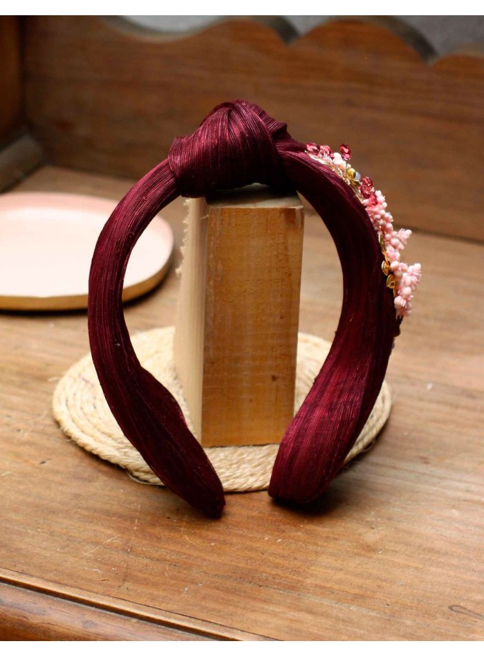 Diadema para invitada con nudo de sinamay y...