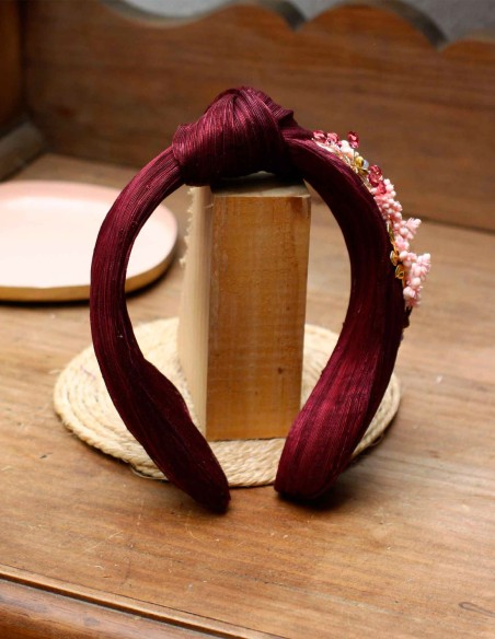Diadema para invitada con nudo de sinamay y detalles florales