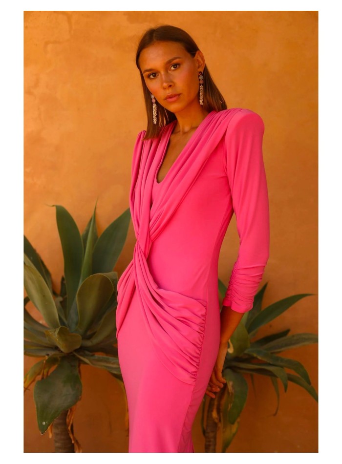 vestido cruzado en v rosa