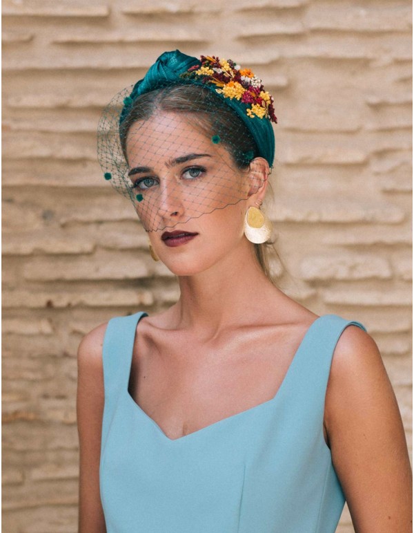 Diadema de invitada con nudo en sinamay y detalle flores en color verde agua 2