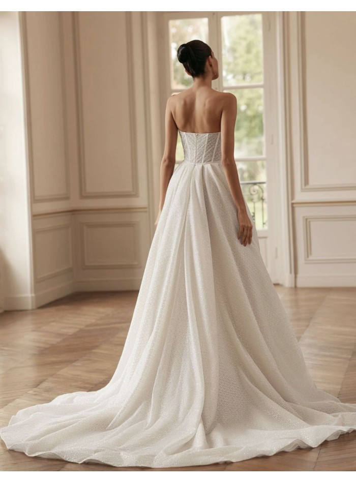 Robe de mariée longue avec encolure sans bretelles