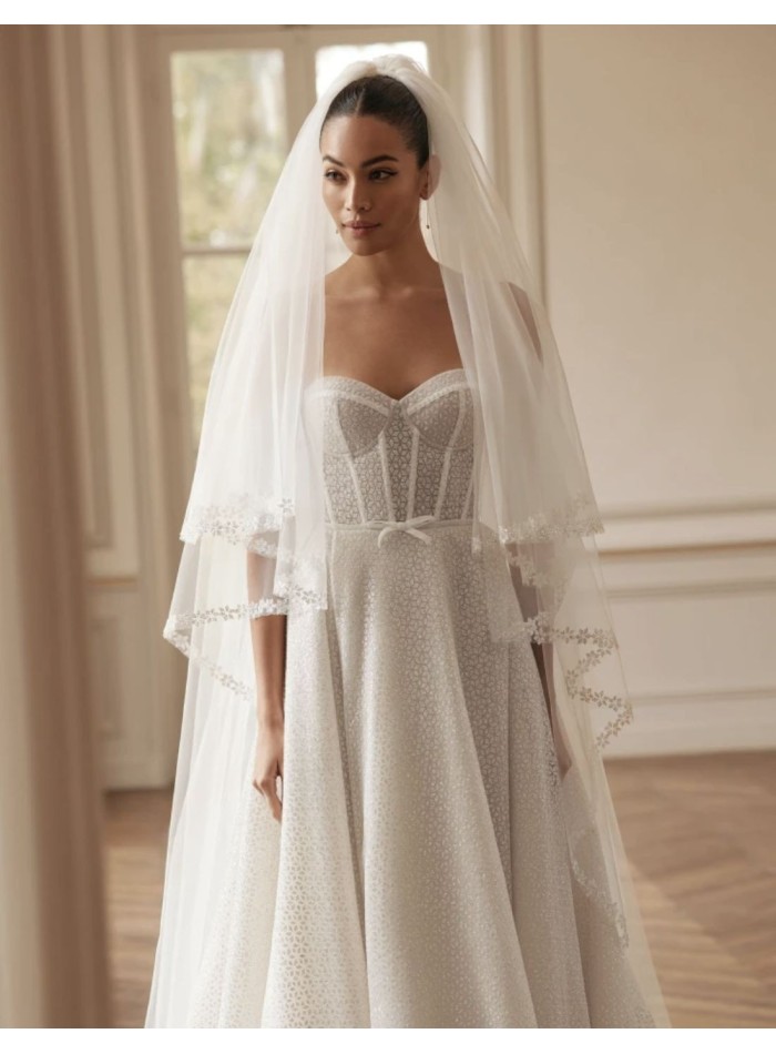 Robe de mariée longue avec encolure sans bretelles