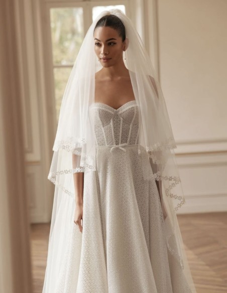 Robe de mariée longue avec encolure sans bretelles
