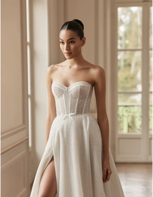 Robe de mariée longue avec encolure sans bretelles
