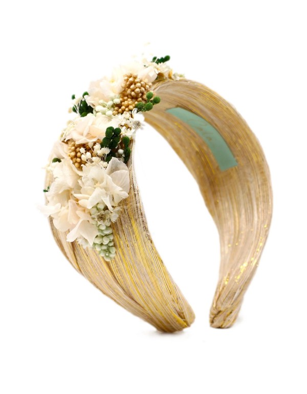 Diadema para invitada cruzada con flores preservadas dorada