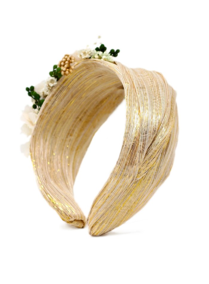 Diadema para invitada cruzada con flores preservadas en color dorado