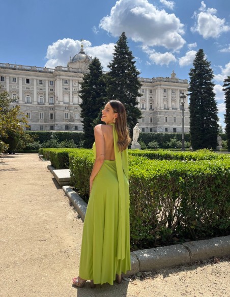 Vestido largo de fiesta multiposicion color verde pistacho con espalda descubierta y capa.