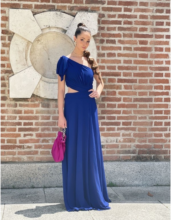 Vestido largo de fiesta color azul eléctrico con el detalle de cut out en la cintura.