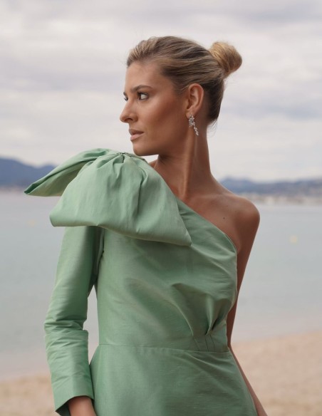 Vestido de fiesta largo escote asimétrico y lazada - Teresa Andrés Gonzalvo