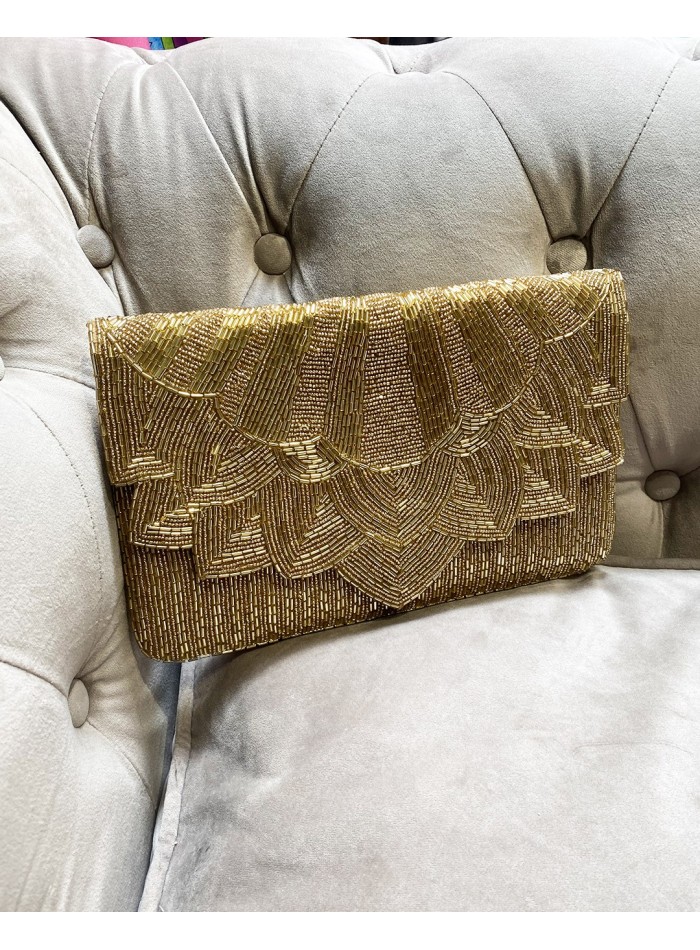 Cartera de mano dorada de pedrería para invitadas