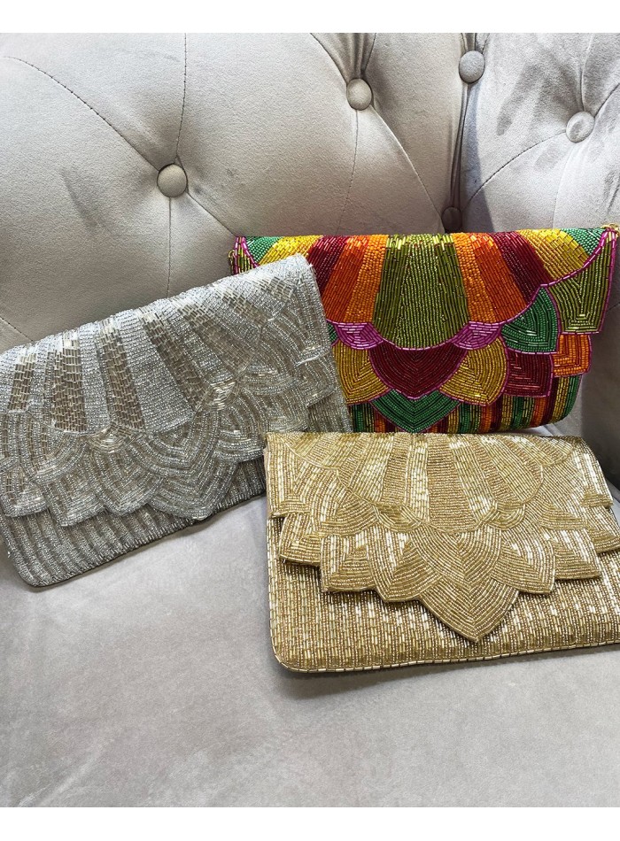 Pochette en strass doré pour les invités