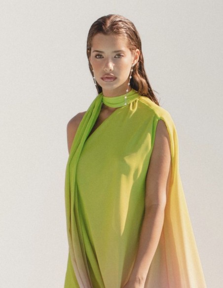 Robe longue multicolore à encolure asymétrique