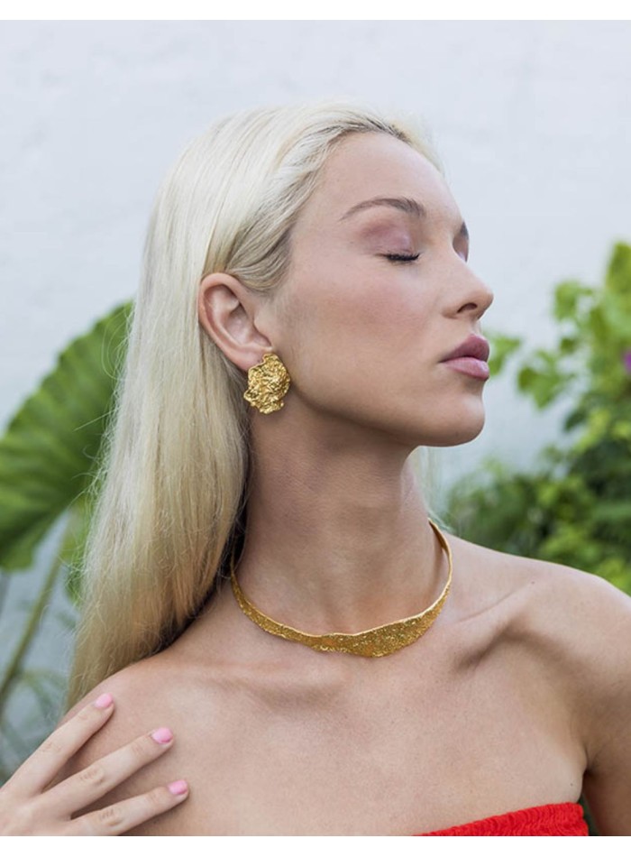 Choker dorado con superficie plana en relieve