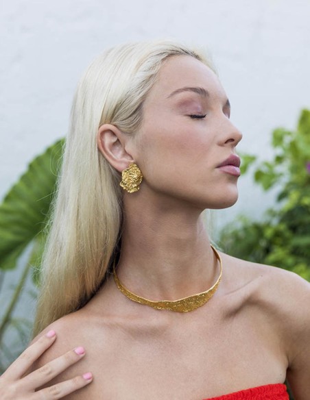 Choker dorado con superficie plana en relieve