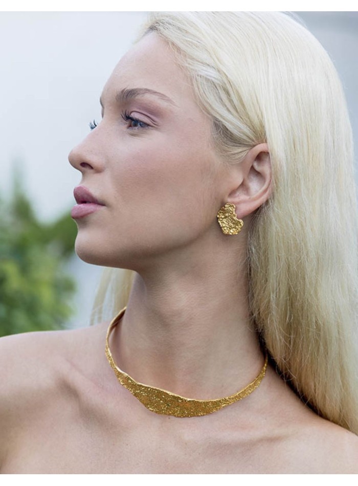 Gold-plated choker with flat embossed surface