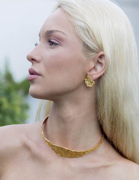 Gold-plated choker with flat embossed surface