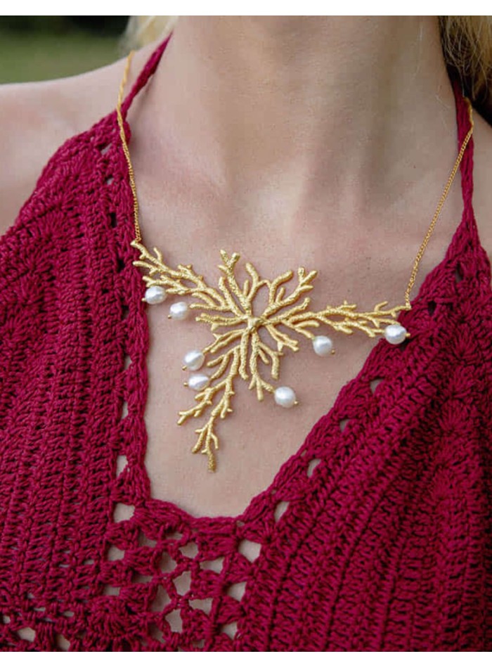 Gold necklace with reef ornament and white pearls
