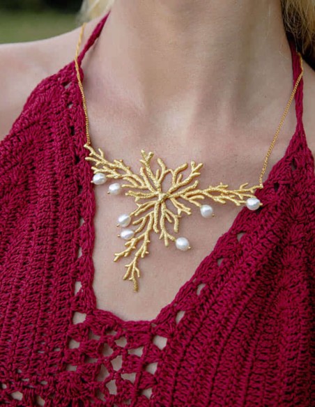 Gold necklace with reef ornament and white pearls