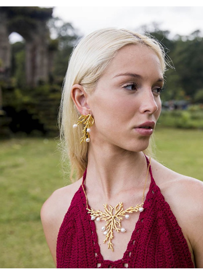Gold necklace with reef ornament and white pearls