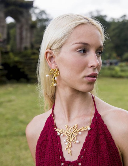 Gold necklace with reef ornament and white pearls