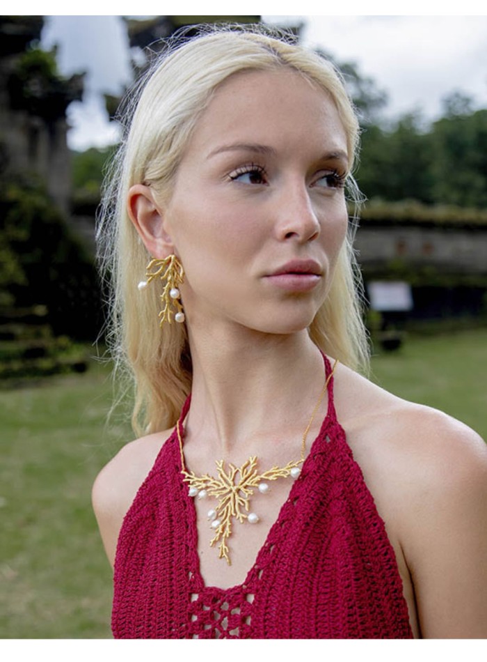 Gold necklace with reef ornament and white pearls