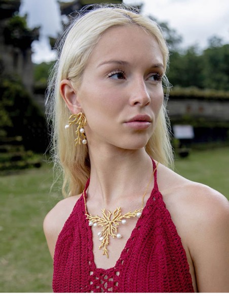 Gold necklace with reef ornament and white pearls