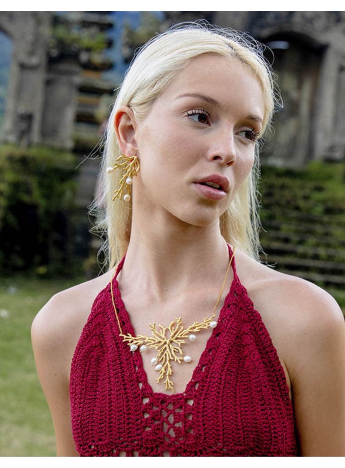 Collier en plaqué or avec ornements en récifs...