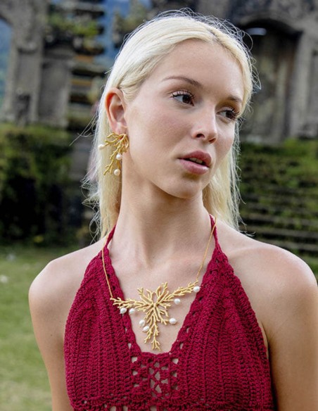 Gold necklace with reef ornament and white pearls