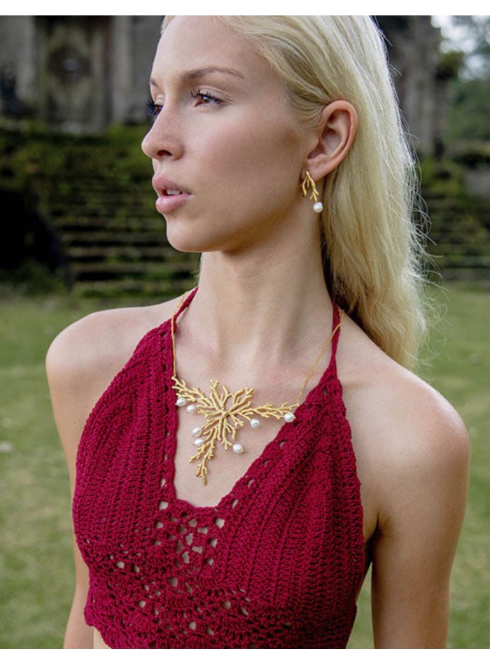 Gold necklace with reef ornament and white pearls