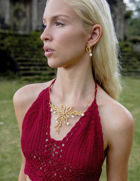 Gold necklace with reef ornament and white pearls