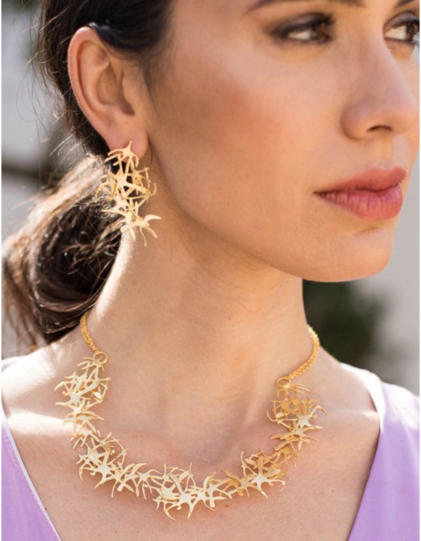 Gold necklace with starfish ornament 2