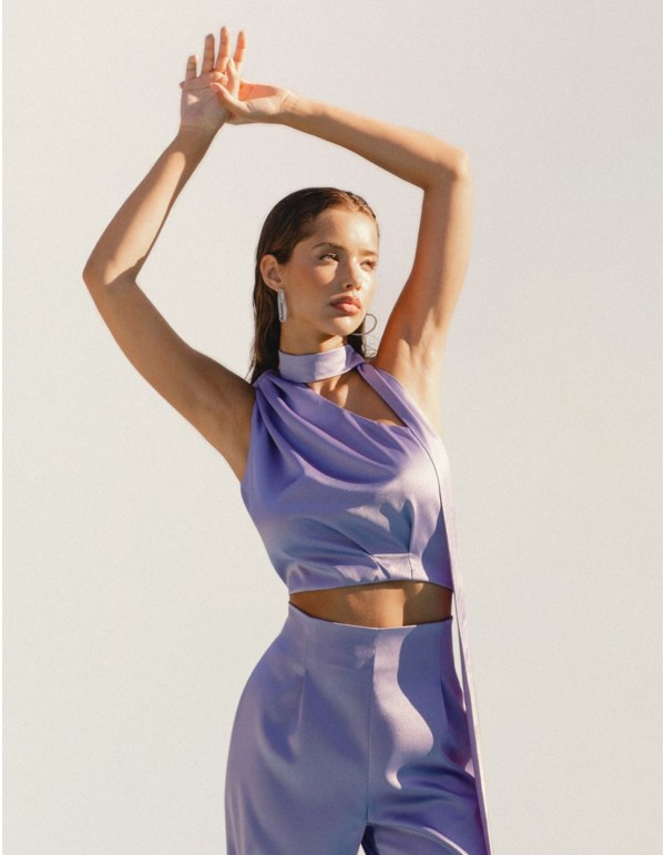 Crop top de fiesta con escote asimétrico y gargantilla de Elsa