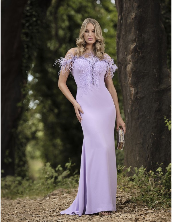 Robe longue de fête avec encolure en plumes