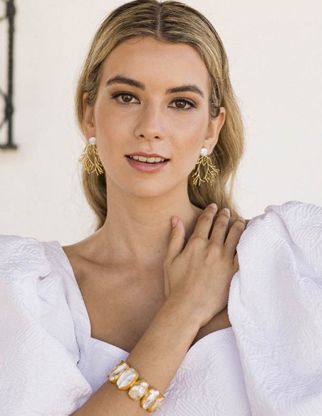 Pearlescent detail party earrings for guests