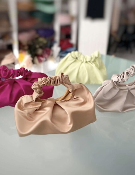 Pochette de fête en satin froissé
